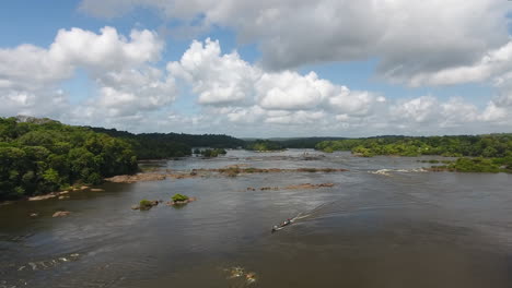 Motorisierte-Piroge-(Einbaum-Kanu),-Absteigende-Stromschnellen-(Saut-Maripa),-Fluss-Oiapoque